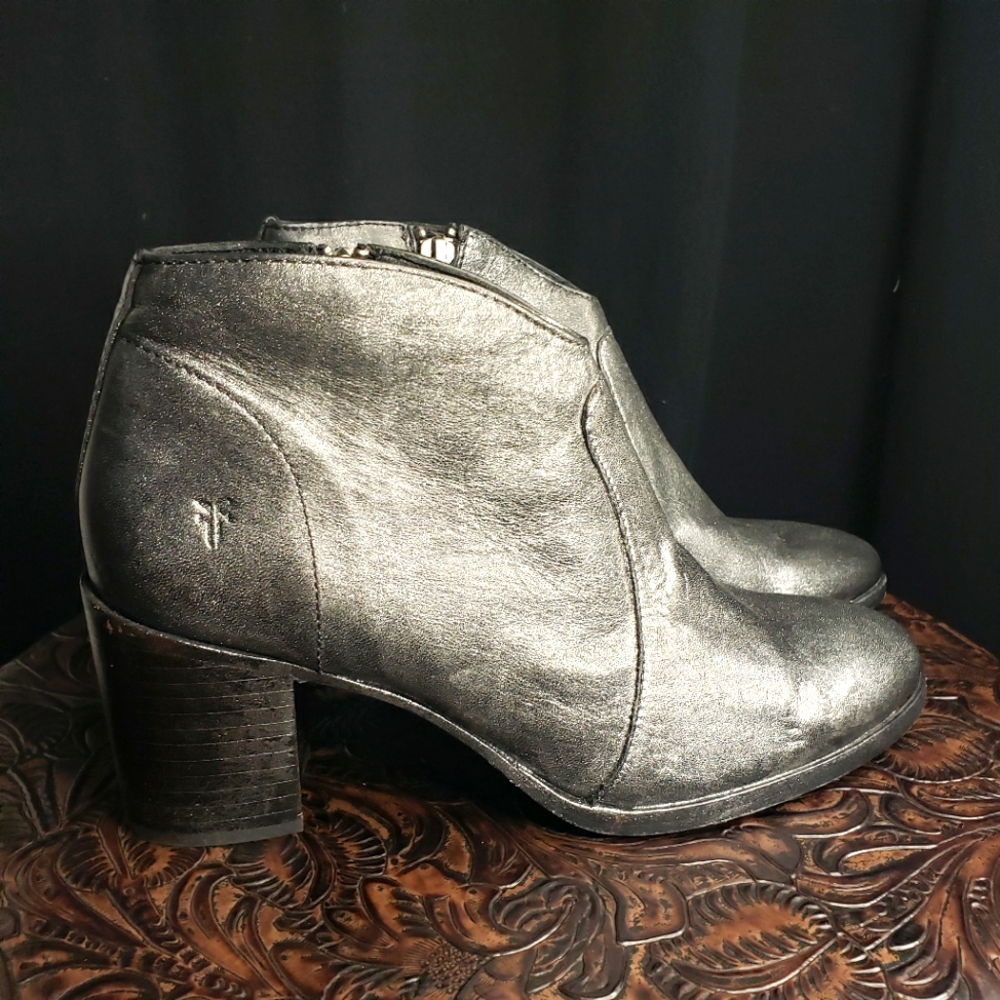 *As New* Frye 'Nora' Metallic Silver Ankle Boots - Women's size  7.5 B